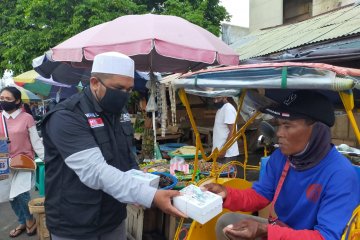 Pada Ramadhan saat pandemi COVID-19, ACT-MRI Maluku bagi takjil gratis