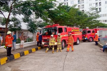 14 mobil pemadam dikerahkan tangani kebakaran apartemen di Setiabudi