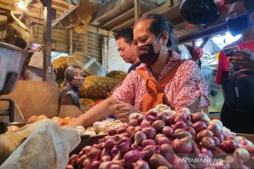 Harga bawang merah dan daging sapi di Pasar Senen naik