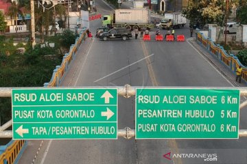 Foto - Penerapan PSBB Gorontalo, Polisi tutup jalan utama pukul 17.00-06.00 wita