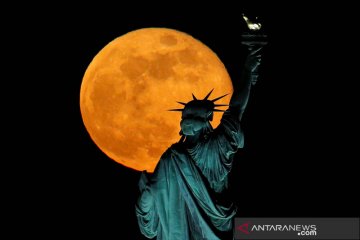 Supermoon dan Patung Liberty