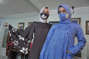 Desainer rancang busana muslim senada masker