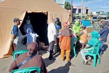 Pemkot Mataram lakukan tes cepat COVID-19 di Pasar Kebon Roek