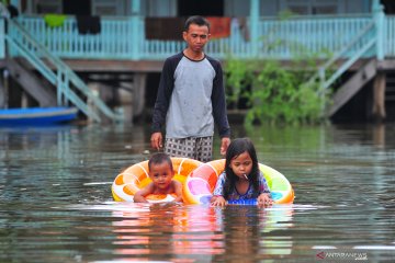 Manfaatkan banjir untuk belajar berenang