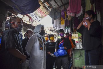 Penyerahan bantuan untuk korban PHK