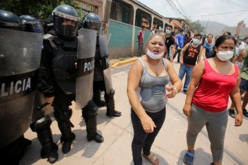 Warga Honduras bentrok dengan polisi usai menolak pemakaman COVID-19