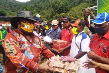 Wagub Papua salurkan bantuan sembako warga terdampak COVID-19