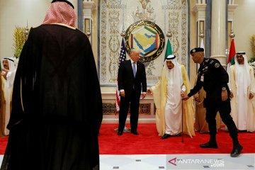 Trump, Raja Saudi pertegas kemitraan pertahanan di tengah krisis