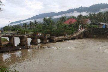 Diterjang banjir, jembatan Desa Pulau Negara OKU Timur-Sumsel ambruk