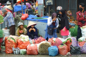 Aktivitas pasar sayur saat PSBB di Padang