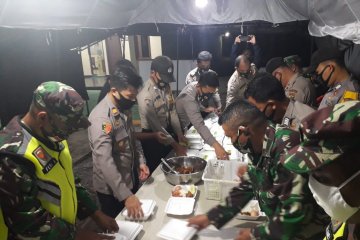 Dapur umum TNI-Polri bagikan ratusan bungkus nasi untuk sahur