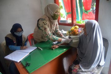 Pemeriksaan kesehatan pengungsi banjir