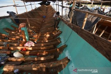 Pembuatan kapal kayu