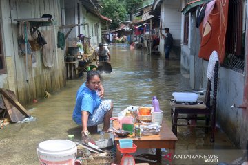 Banjir surut warga bersihkan rumah