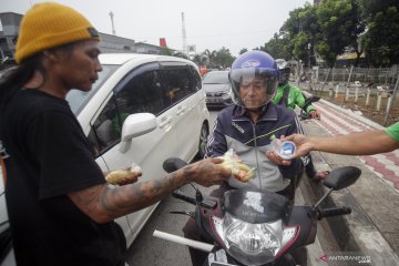 Komunitas anak punk berbagi takjil