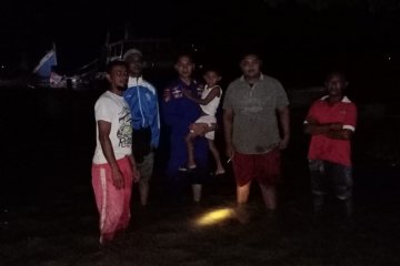 Personel BKO Ditpolairud Polda Aceh evakuasi korban banjir Pidie Jaya