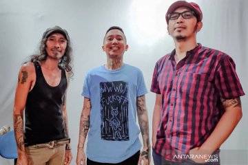 Tiga musisi rock Surabaya ciptakan lagu tentang corona