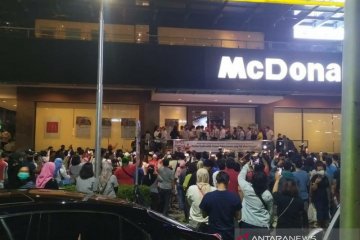 Satpol PP DKI tegur kerumunan depan McD Sarinah
