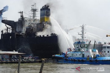 Kapal Tanker di Pelabuhan Belawan terbakar, puluhan pekerja terjebak