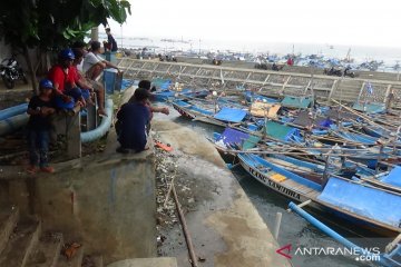 Nelayan pantai Selatan Cianjur terpaksa berhenti melaut
