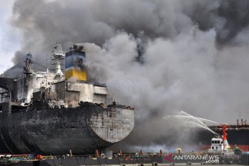 Kapal tanker terbakar di Pelabuhan Belawan