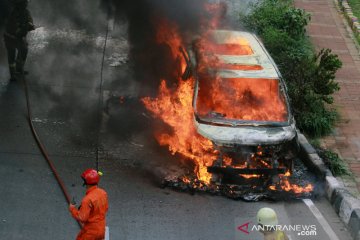 Mobil Toyota Vellfire terbakar di Pondok Indah