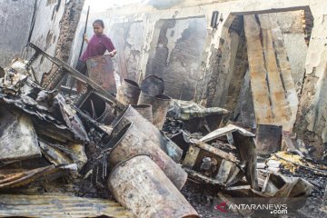 Pasar Simpang Jomin terbakar, enam kios hangus