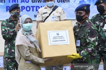 Puspotdirga TNI AU serahkan bantuan sembako dan APD