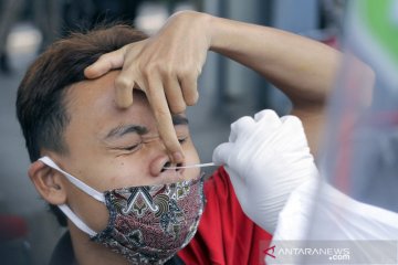 Penumpang KRL ikuti tes swab COVID-19 di stasiun Bojong Gede