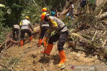 Polda Aceh kerahkan Brimob bersihkan longsor di Gayo Lues