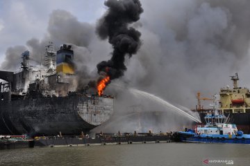 Kapal tanker docking di Belawan terbakar, evakuasi terus dilakukan