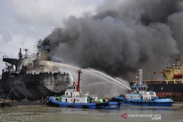 Kapal Tanker Terbakar