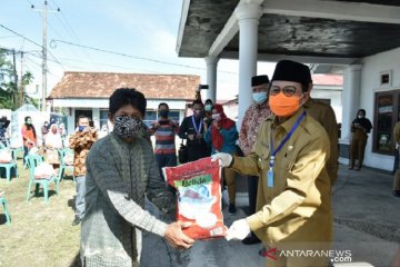 PUSKUD Jambi bantu paket sembako untuk warga terdampak COVID-19