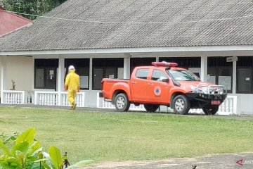 Polisi bantu evakuasi pasien positif COVID-19 di Kota Sorong