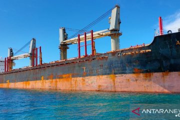 Petugas periksan ABK MV Asia Pearl IV yang kandas di Belitung