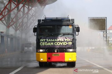 Polda Metro lakukan penyemprotan disinfektan di Terminal Pulo Gebang