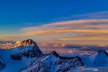 Pemandangan Gunung Qomolangma dari ketinggian 7028 Mdpl