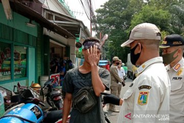 Pelanggar PSBB di Cempaja Putih harus menyanyikan lagu nasional