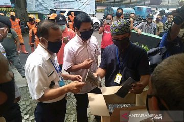 Kelurahan Manggarai terapkan Pergub 41/2020 dengan membagikan masker