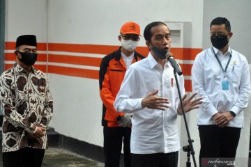 Presiden Jokowi tinjau penyerahan bansos tunai