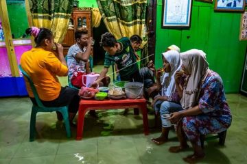 Berbuka puasa di tengah rob