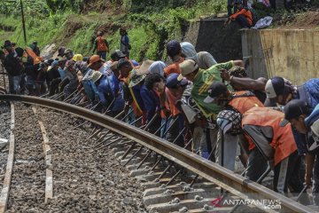 Perbaikan bantalan rel kereta api