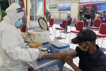 Kasus bertambah, pedagang Pasar Perumnas Klender "rapid test" lagi