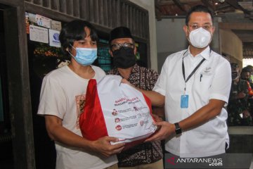 Mensos tinjau penyaluran bansos di Depok