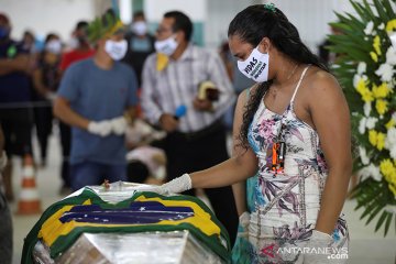 Tarian iringi pemakaman ketua suku Amazon yang meninggal karena corona