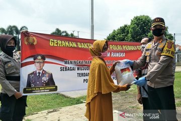 Polres Subang bagikan ratusan paket beras ke warga terdampak COVID-19