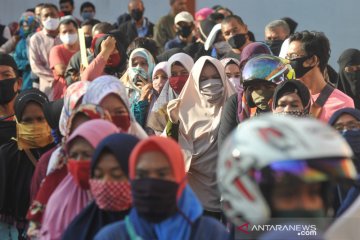 Warga antre panjang tanpa jaga jarak saat pembagian bansos tunai