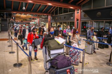 Suasana antrean calon penumpang pesawat di bandara Soekarno Hatta