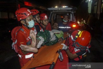 Evakuasi korban kapal nelayan terbalik di Pekalongan
