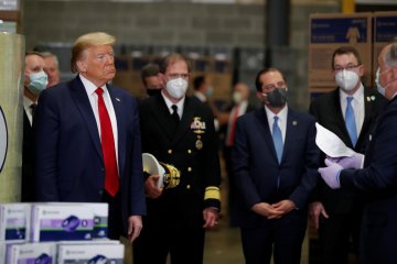 Tanpa menggunakan masker, Trump tinjau pusat distribusi masker